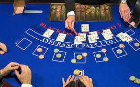 Pengguna qqkingbet membaca data di ponsel